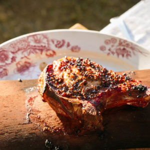 La fantastique côte de porc grillé et fumée à la planche Bord'oak