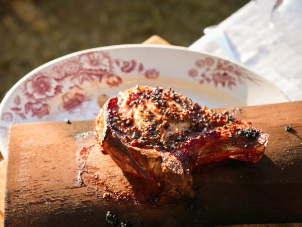 La fantastique côte de porc grillé et fumée à la planche Bord'oak