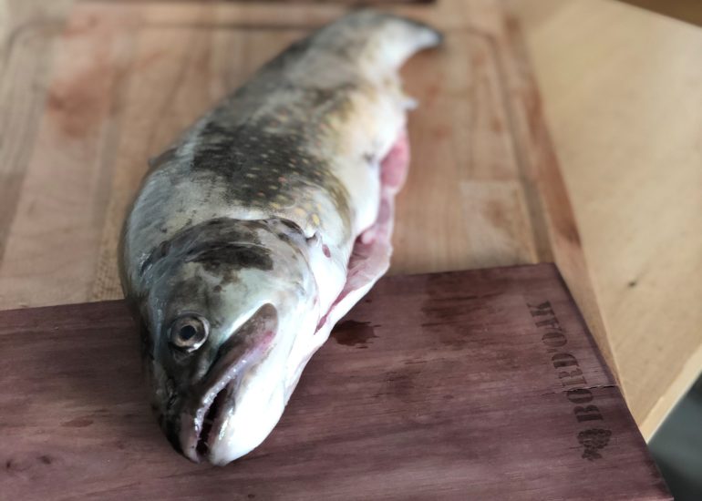 Omble chevalier sur planche de chêne Bord'oak